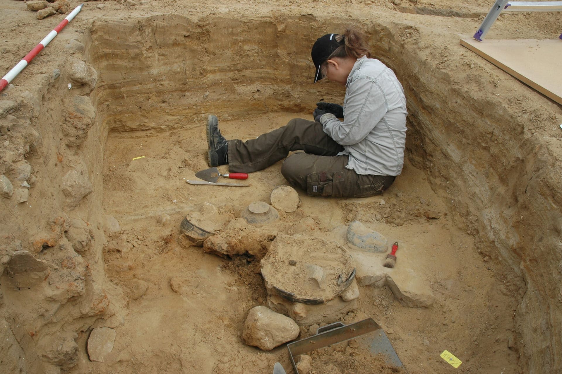 Arkæolog på arbejde i en udgravning